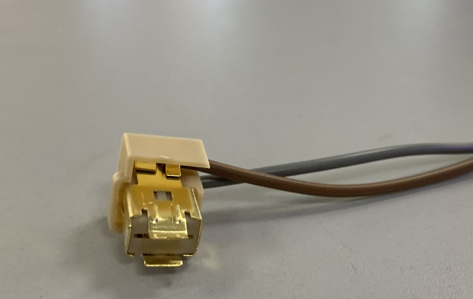 Разъем лампы H1,с двумя проводами (HELLA NR-8K 863949-001)