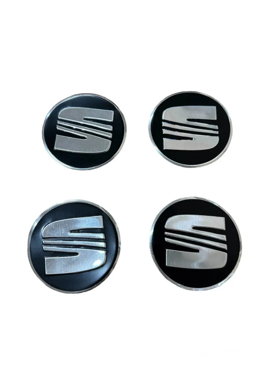 Наклейка на колпак Seat черный к-т 4 шт d55